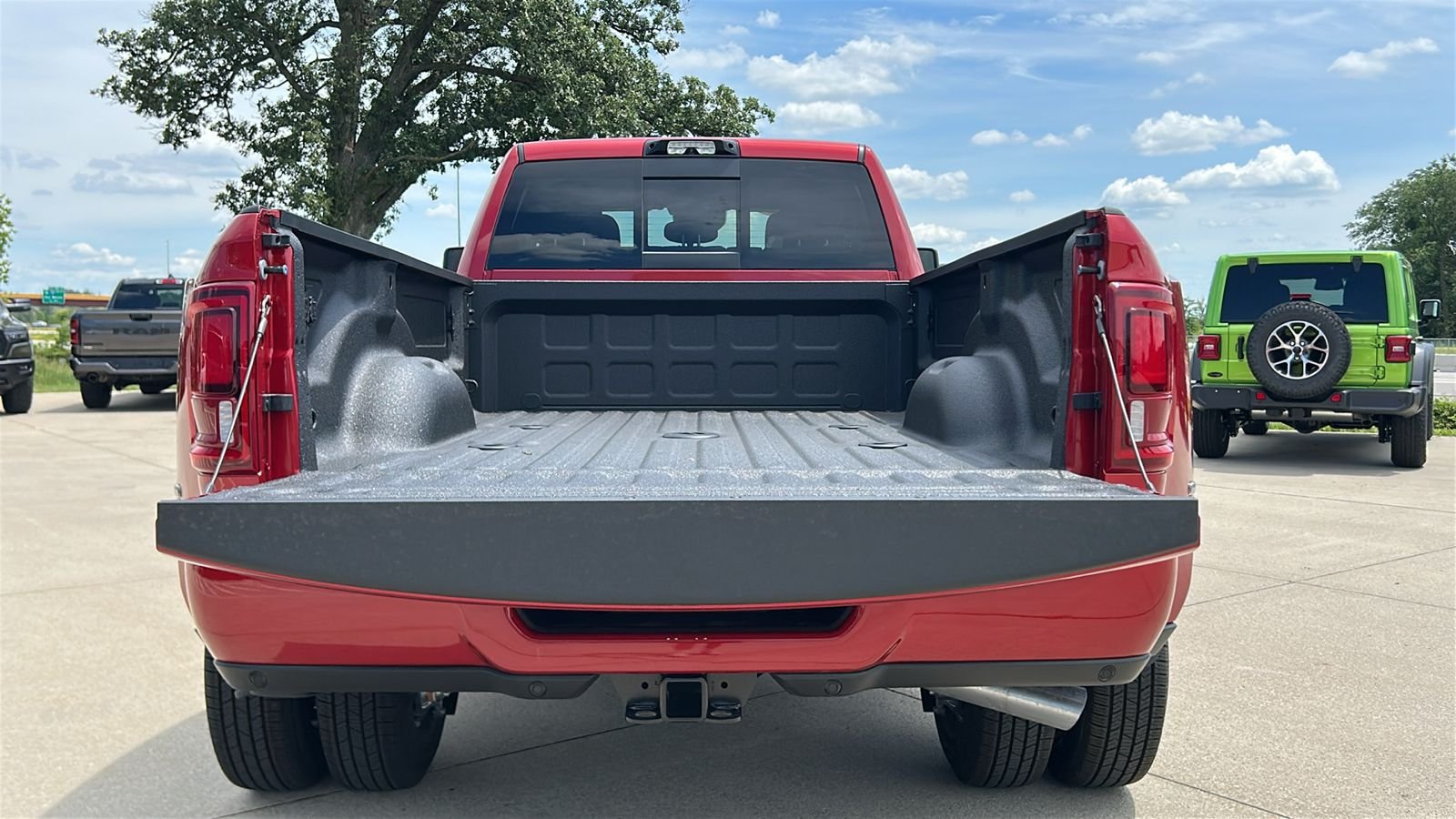 New 2026 Molten Red Pearl-Coat Exterior Paint RAM Big Horn image 17