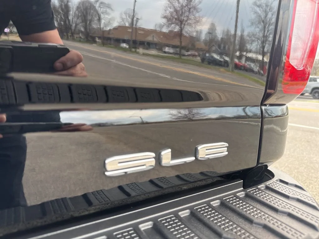 Used 2025 Onyx Black GMC SLE image 15
