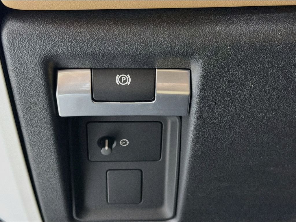 New 2026 Fuji White Land Rover X-Dynamic SE image 10