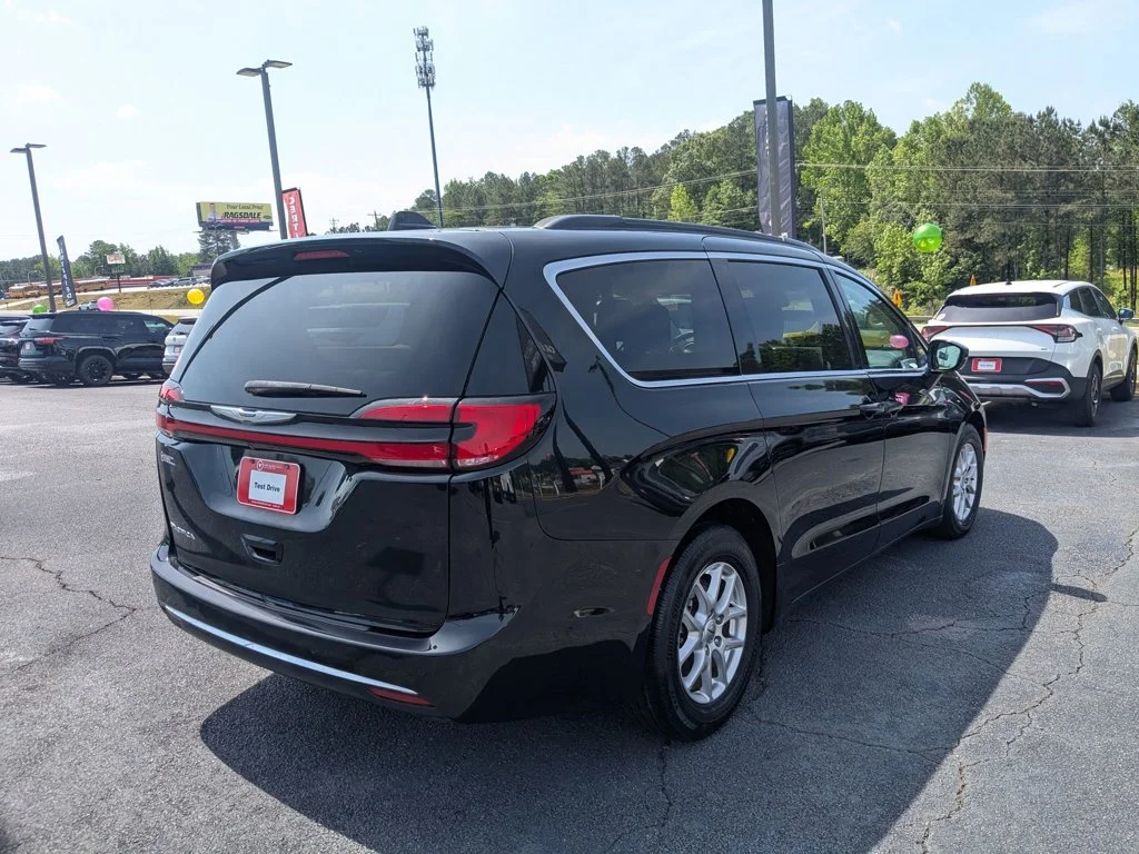 Used 2022 Brilliant Black Crystal Pearlcoat Chrysler Touring L image 5