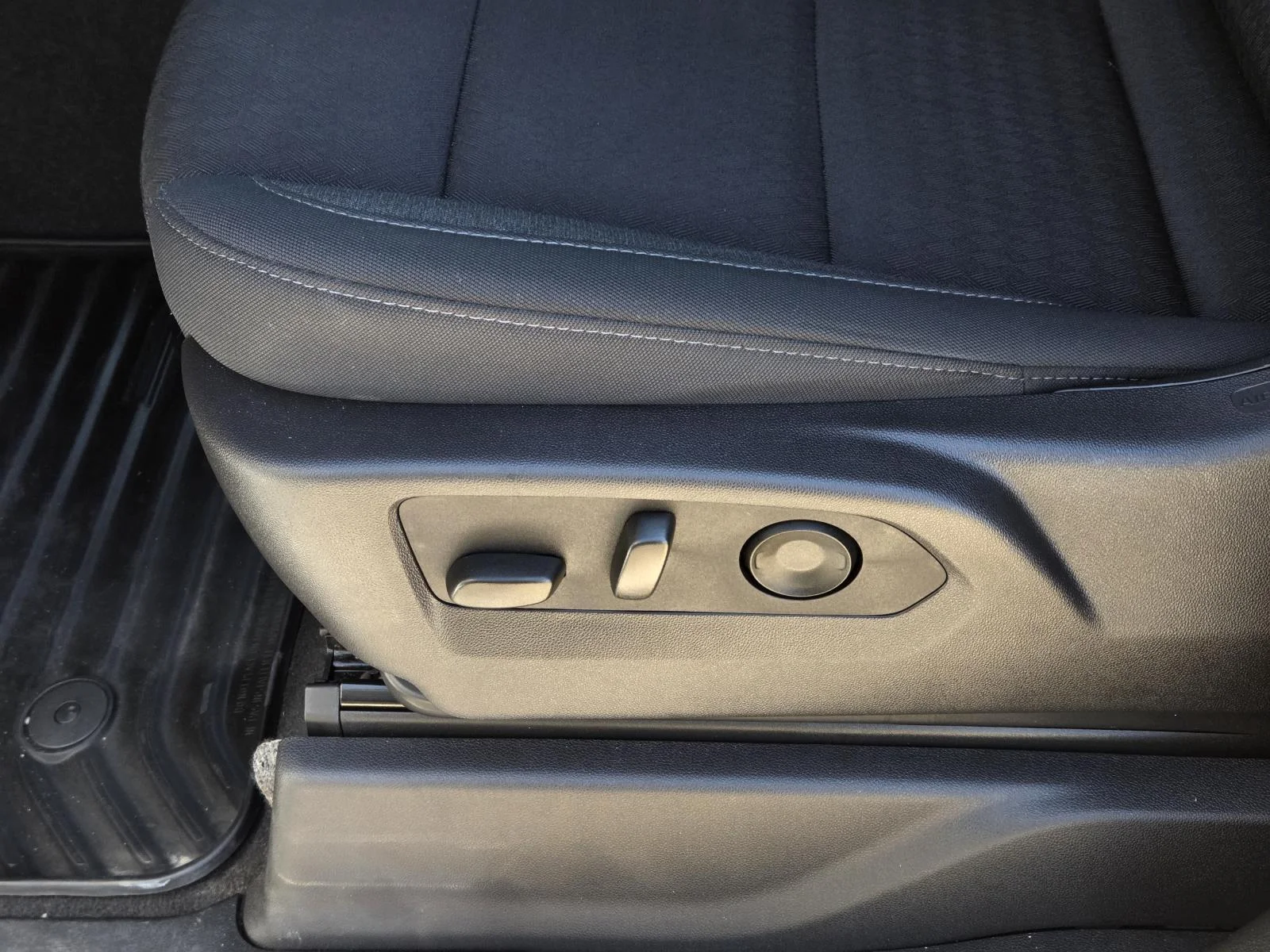 Used 2024 Summit White Chevrolet LT image 30