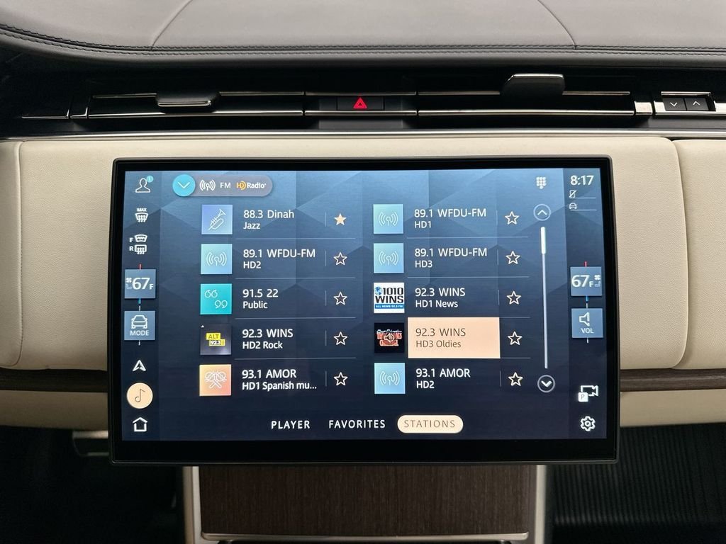 Used 2025  Land Rover SE image 27