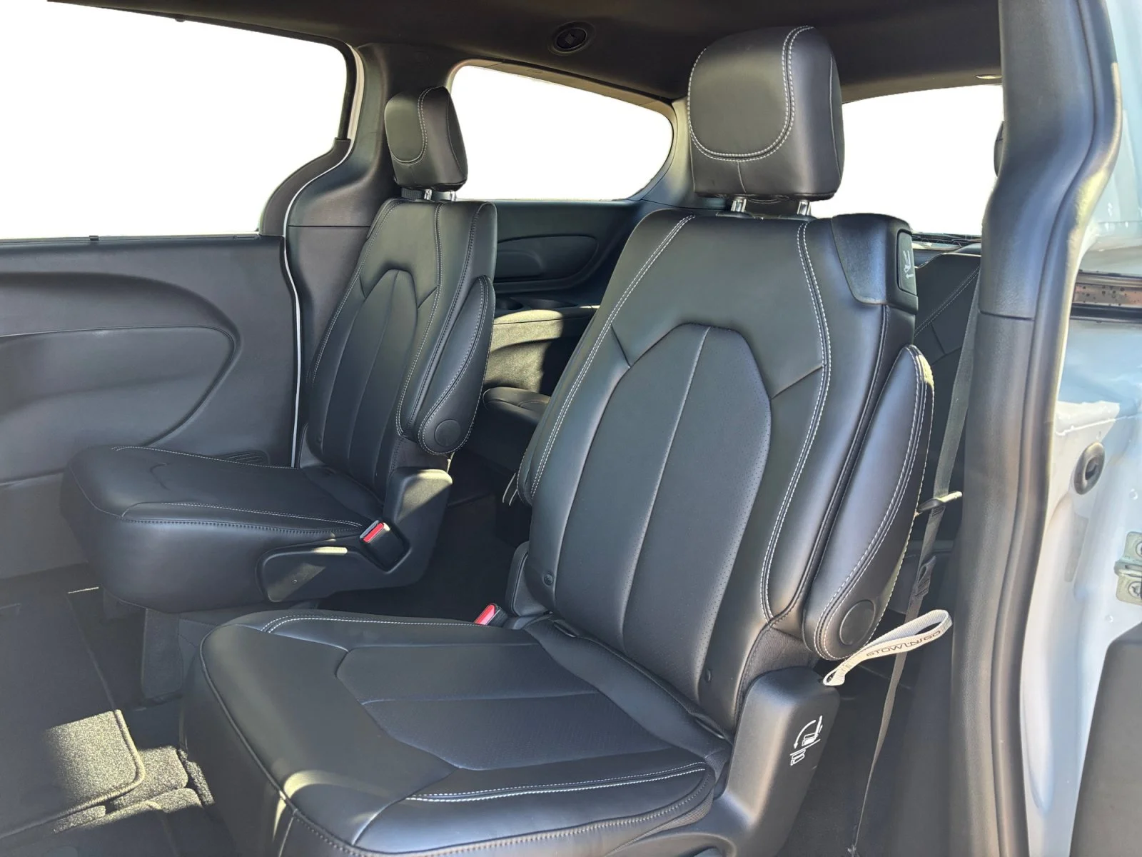 New 2027 BRIGHT WHITE Chrysler SXT image 16