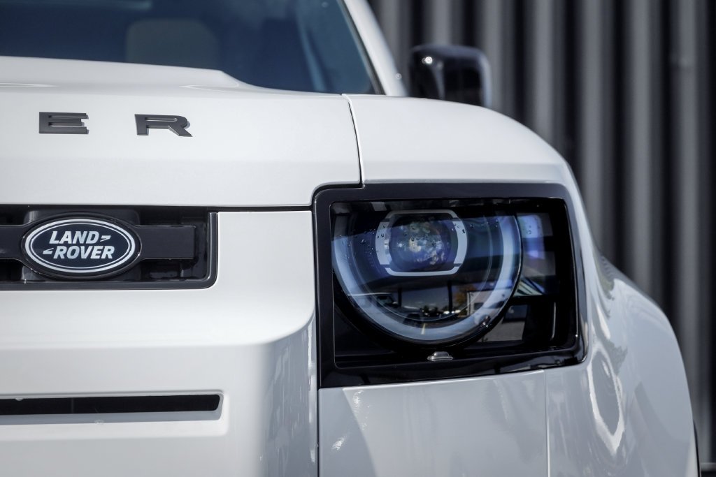 2026 Land Rover Defender X-Dynamic SE - Photo 6