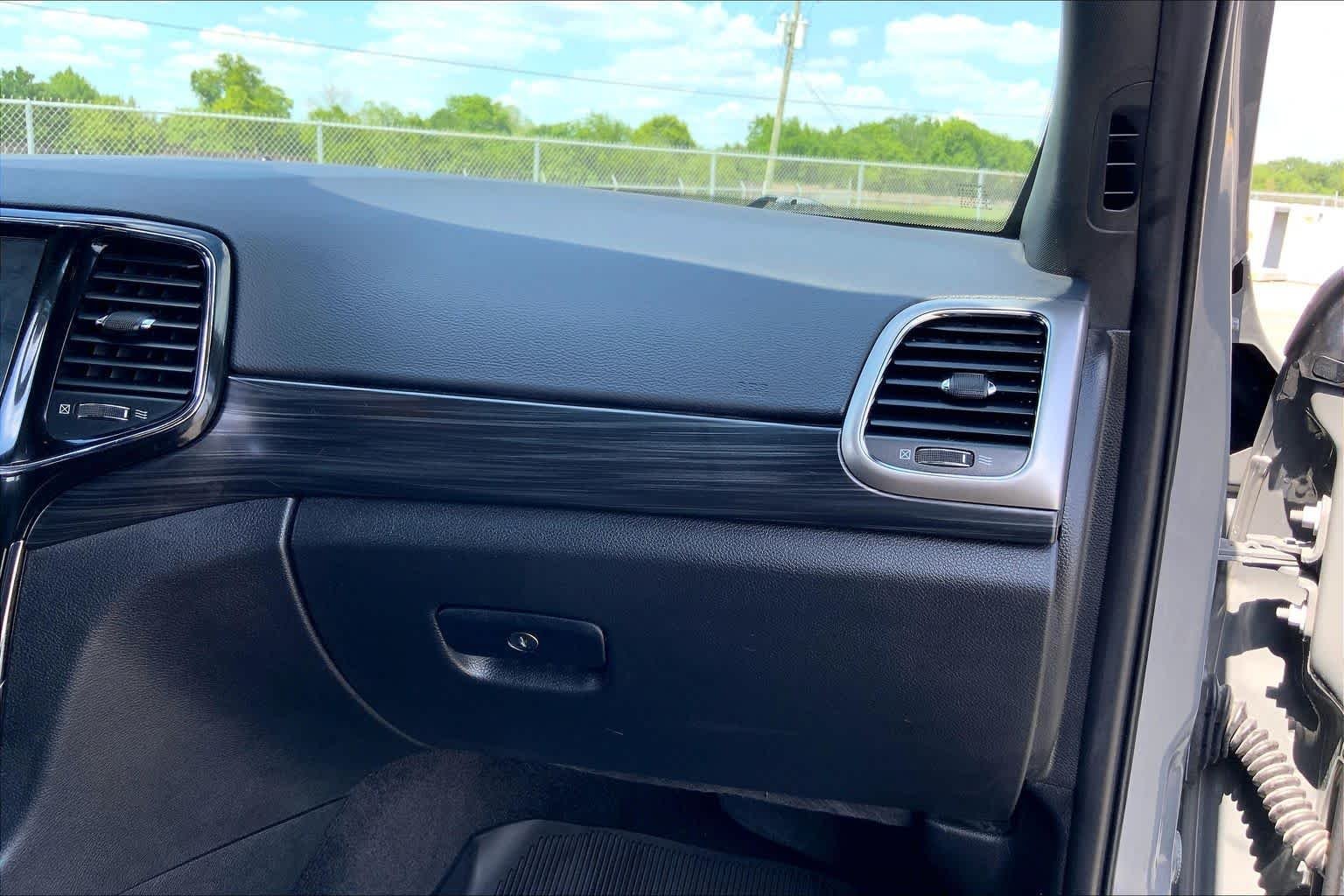 Used 2022 Sting-Gray Clearcoat Jeep Laredo X image 18