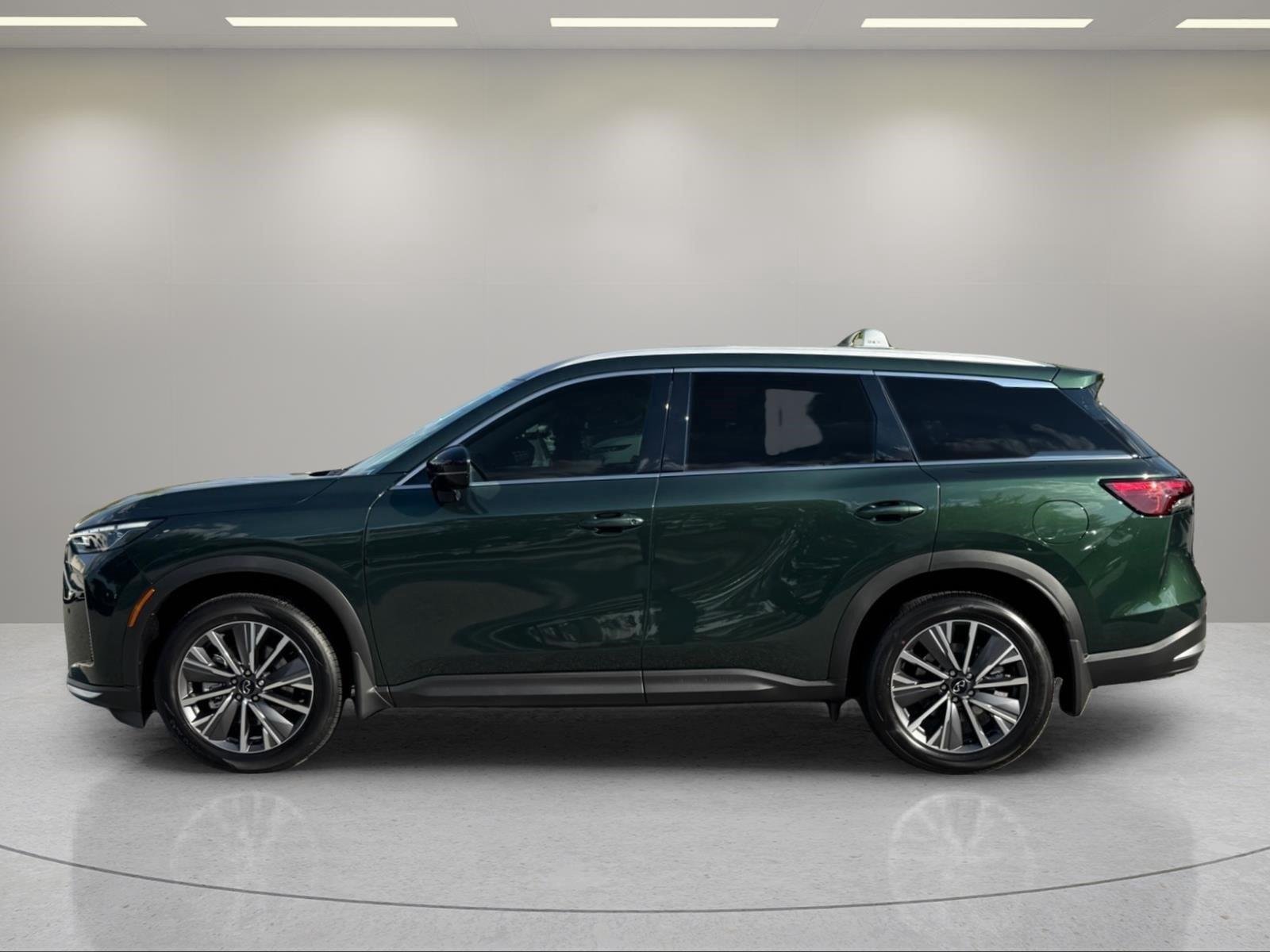 New 2027 DEEP EMERALD INFINITI Luxe FWD image 2