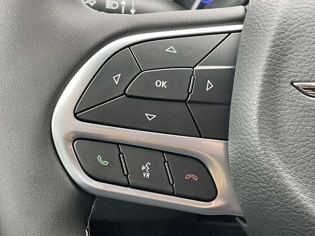 New 2026 Diamond Black Crystal Pearl-Coat Exterior Paint Chrysler Select image 27