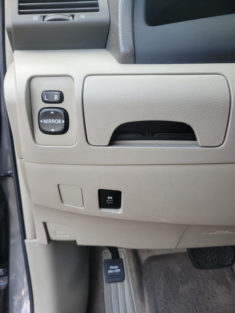 Used 2011 Gray Toyota LE image 24