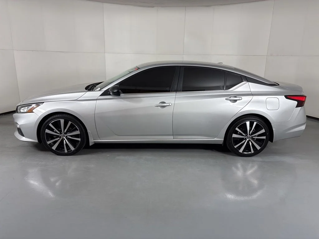 Used 2021 Silver Nissan 2.5 SR image 5