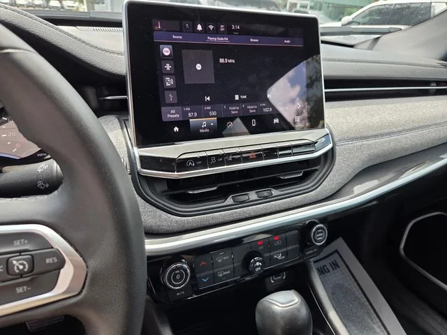 Used 2024 Silver Jeep Latitude image 25