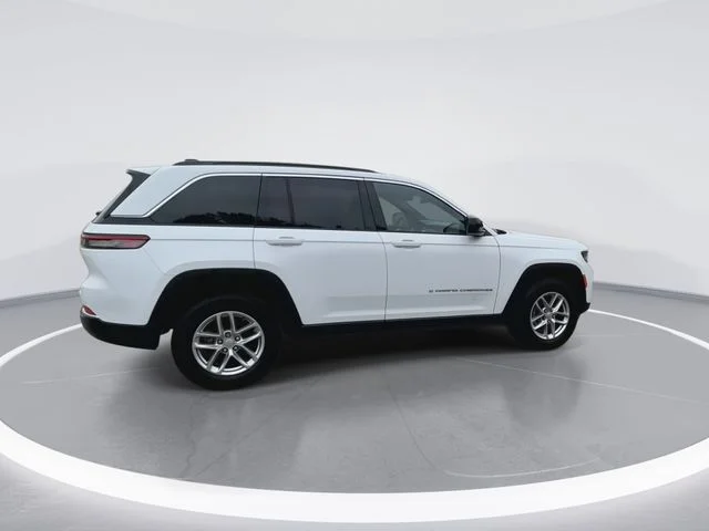 Used 2025 White/off-white Jeep Laredo X image 12