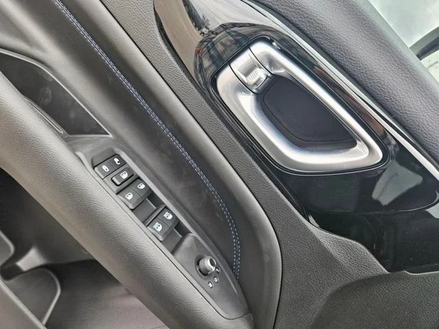 New 2026 Diamond Black Crystal Pearl-Coat Exterior Paint Jeep Latitude image 11