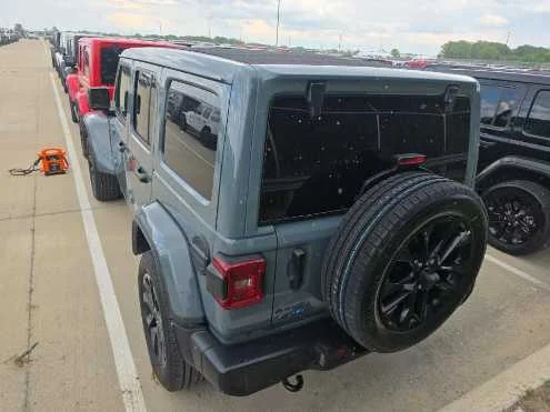 Used 2025 Anvil Clearcoat Jeep Sahara image 6