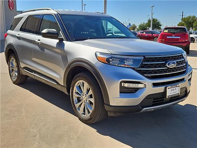 Used 2023 Iconic Silver Metallic Ford XLT 4x4 image 3