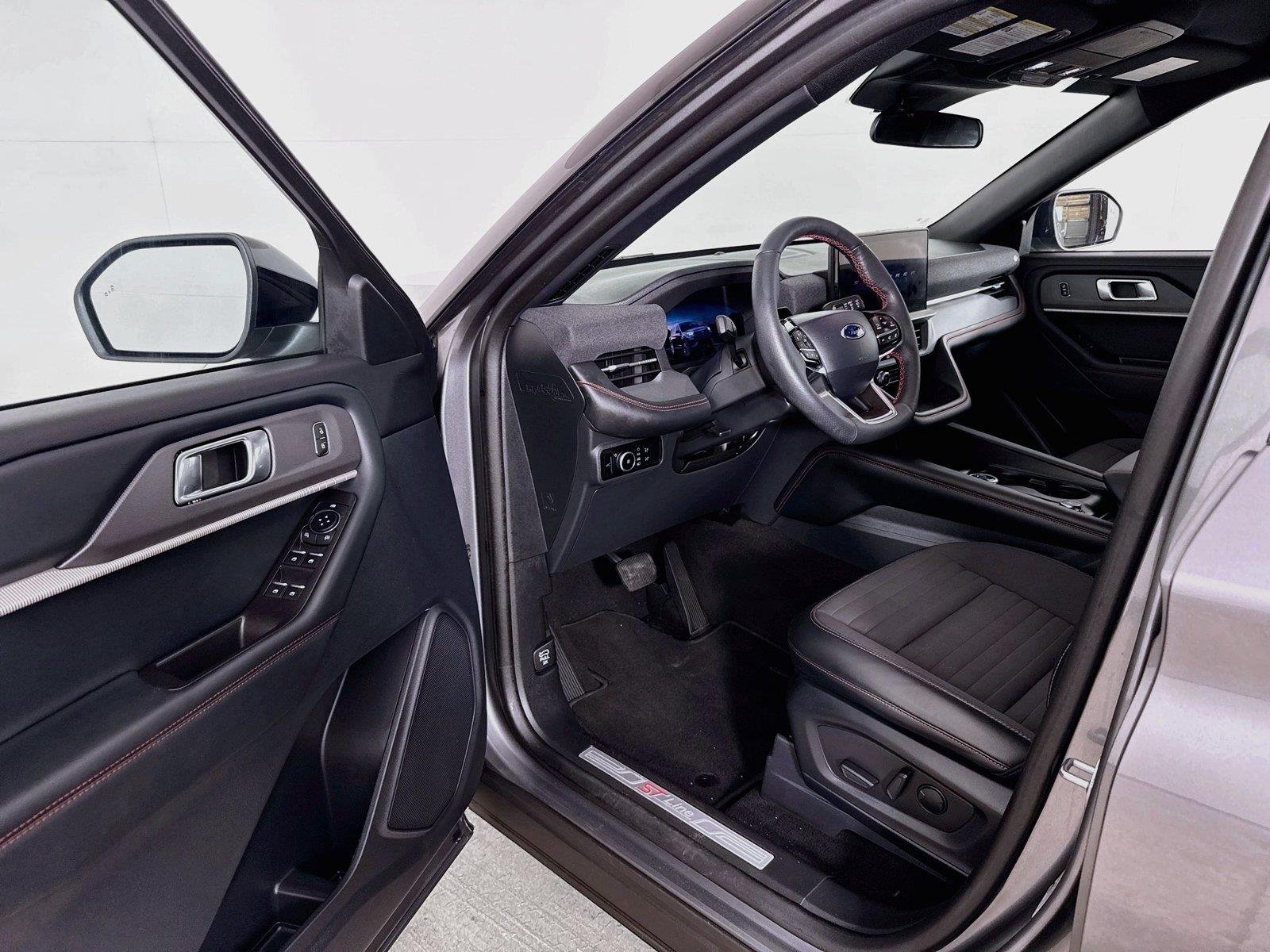 Used 2025 Gray Ford ST-Line image 3