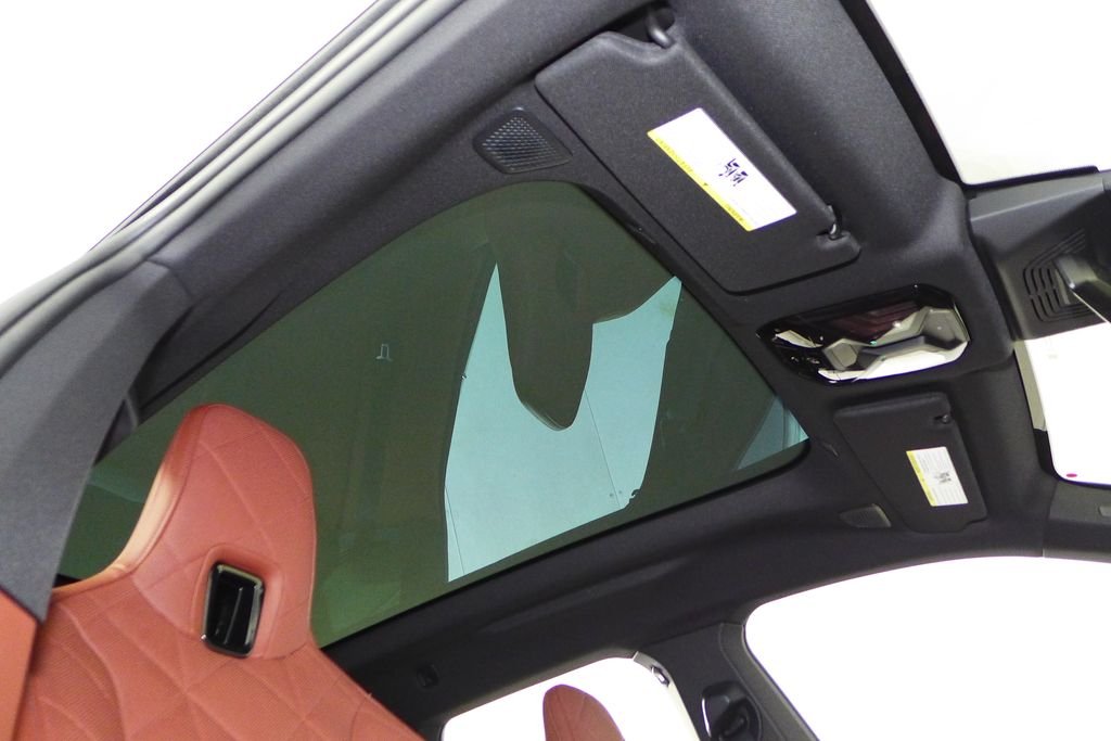 Used 2025 Black Sapphire Metallic BMW M60 image 17