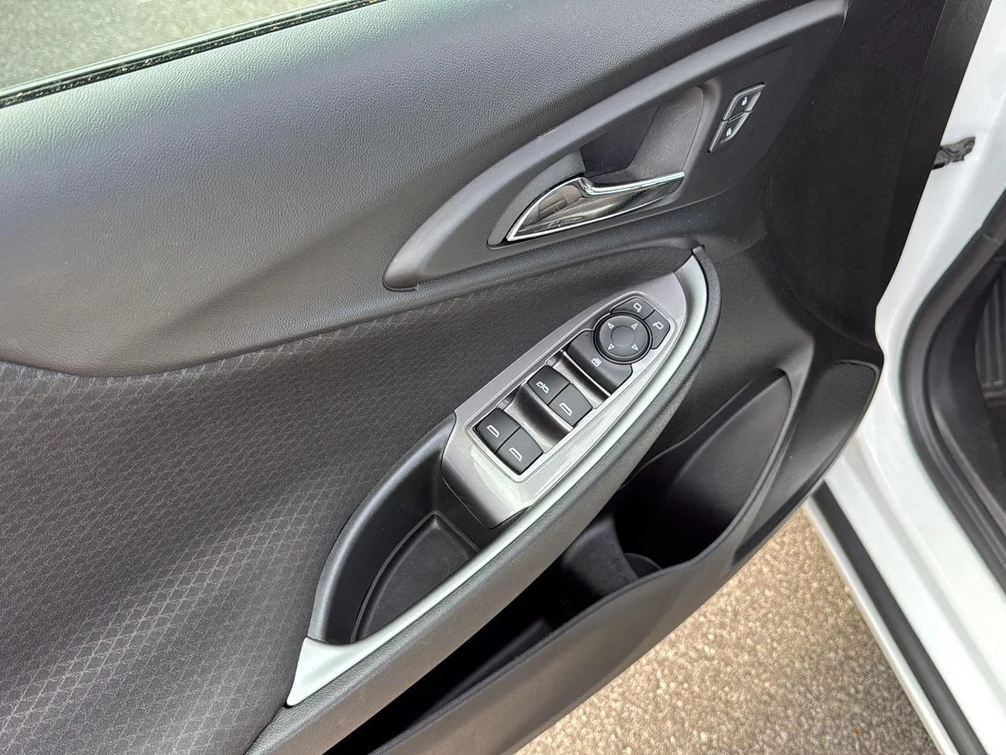 Used 2024 Summit White Chevrolet LT image 20