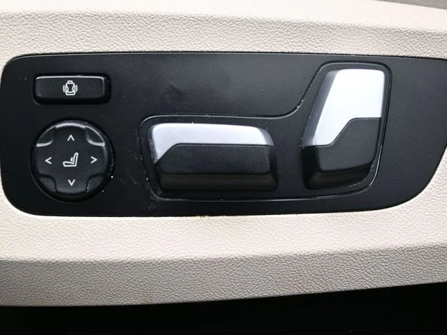 Used 2022 Black BMW sDrive40i image 11