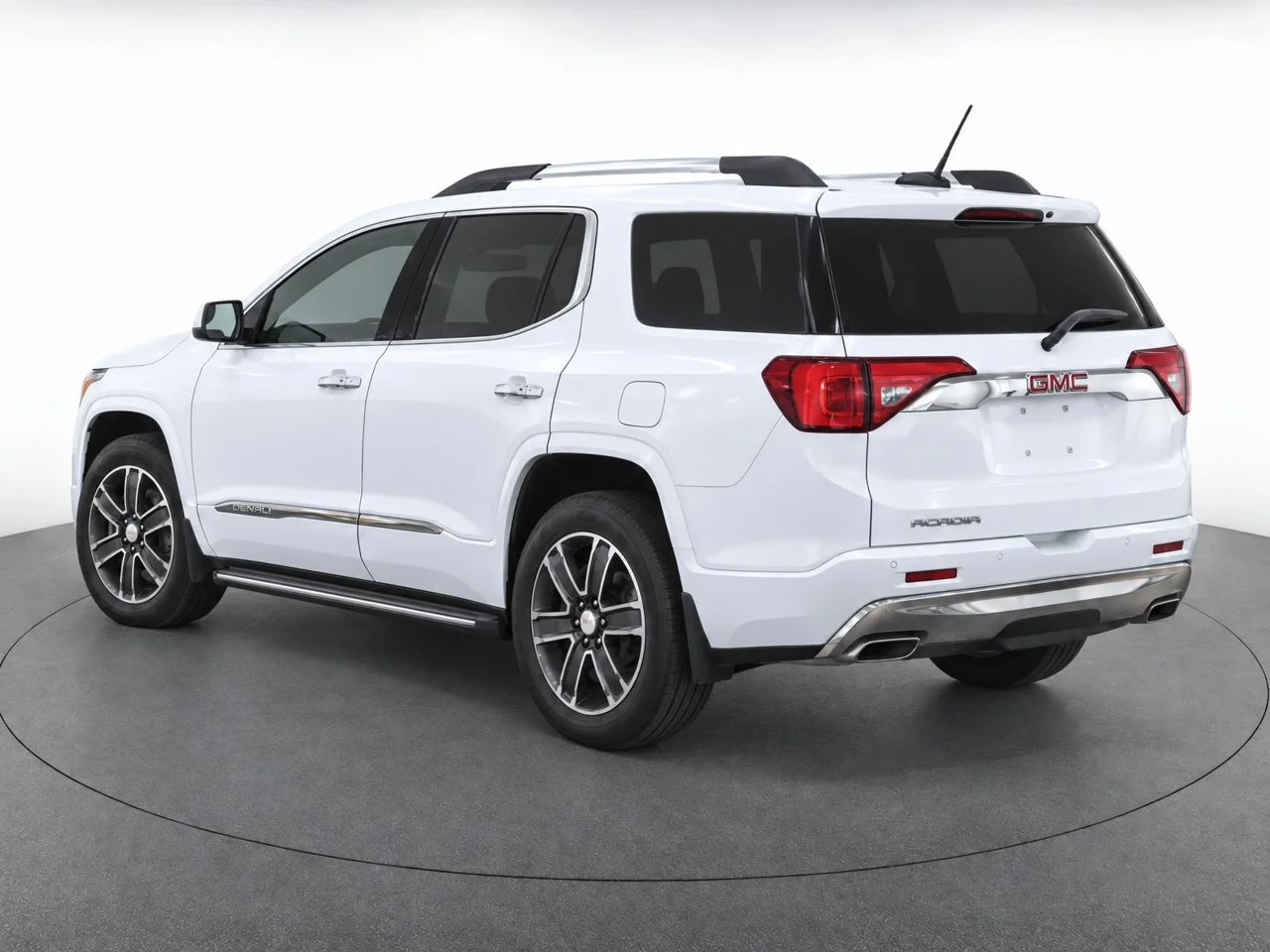 Used 2017 WHITE FROST TRICOAT GMC Denali image 3