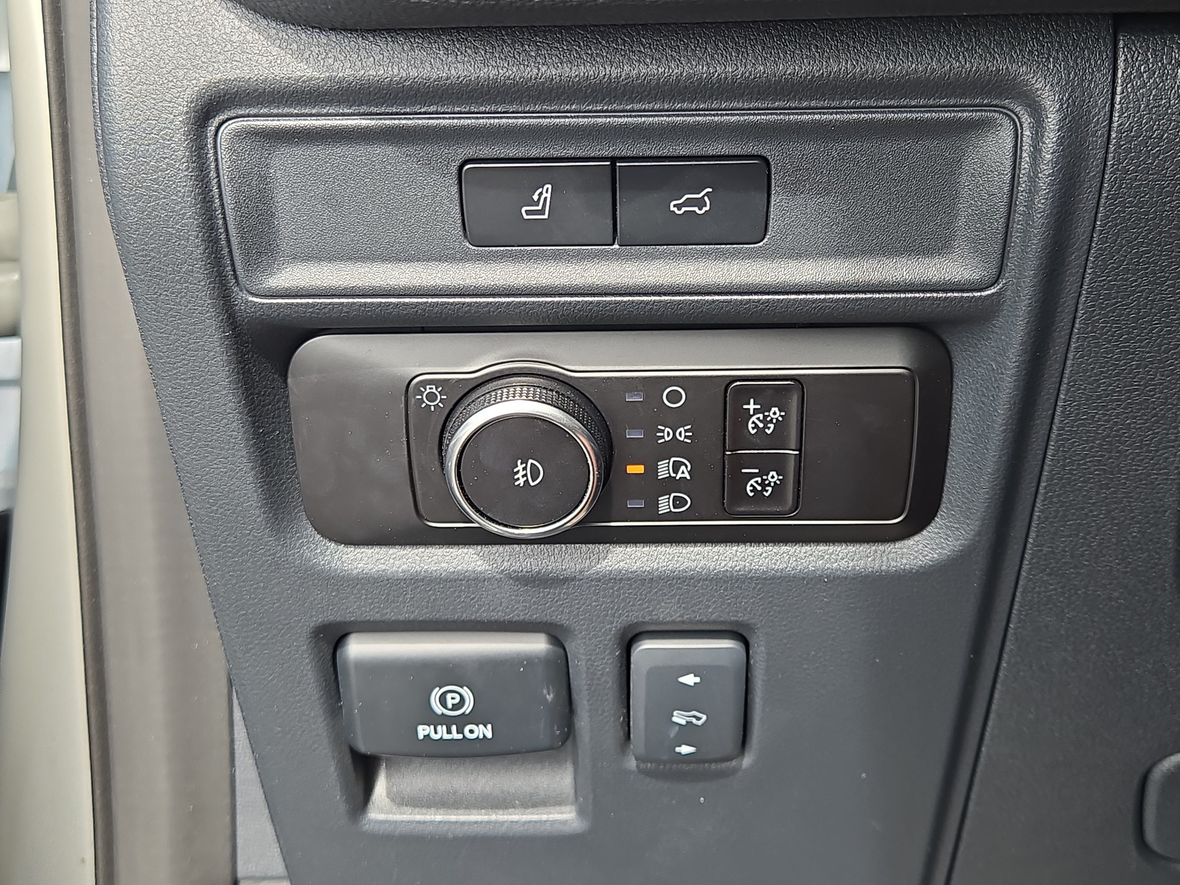 Used 2023 White Ford Limited image 25