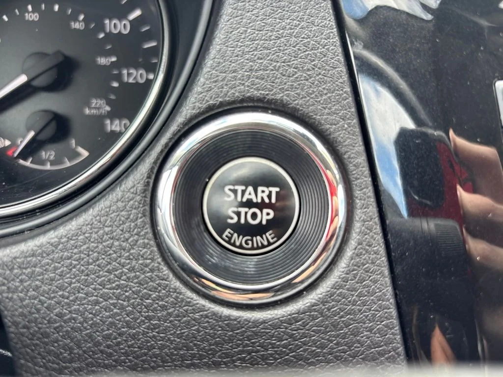 Used 2018 White Nissan SL image 29