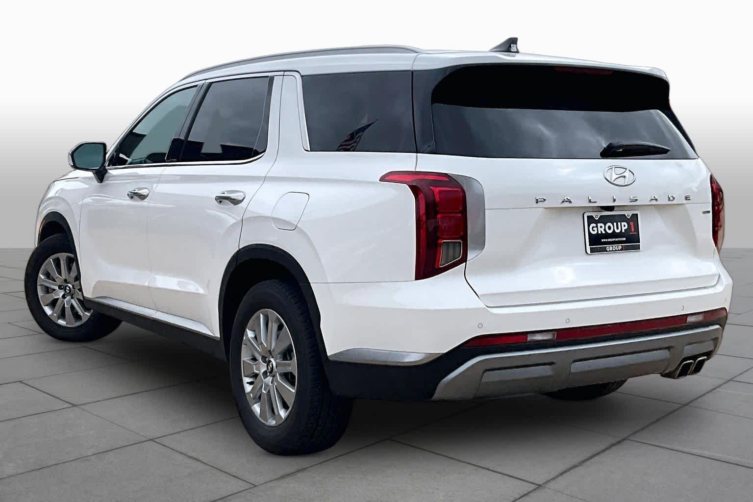 Used 2025 Hyper White Hyundai SEL image 11