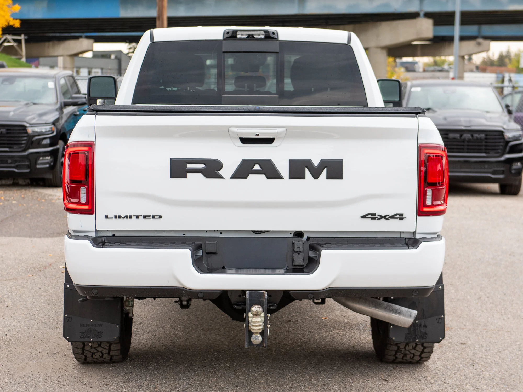 Used 2026 White RAM Limited Night* Crew Cab 4x4, Sunroof, Passenger Screen, Heated/Ventilated Leather image 8