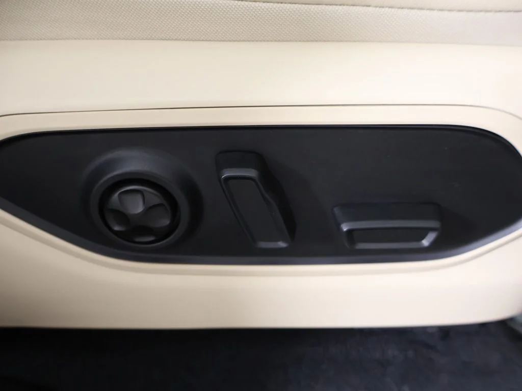 Used 2023 Silver Jeep Limited image 37