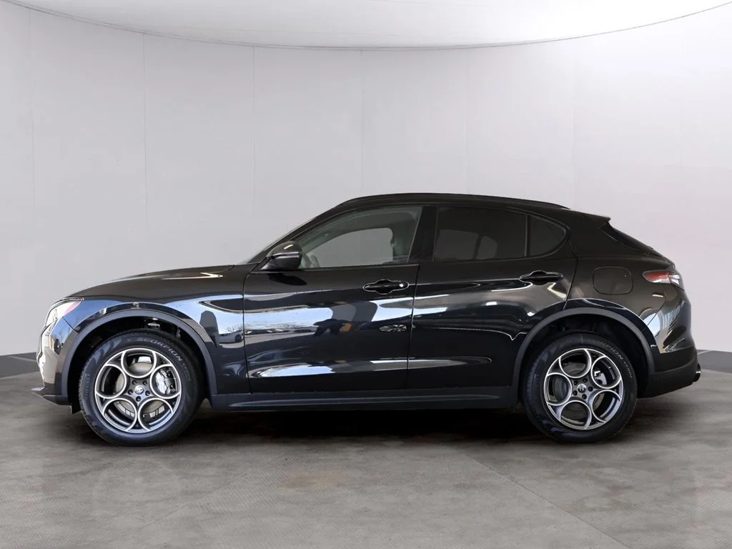 New 2025 Vulcano Black Metallic Exterior Paint Alfa Romeo Base image 4