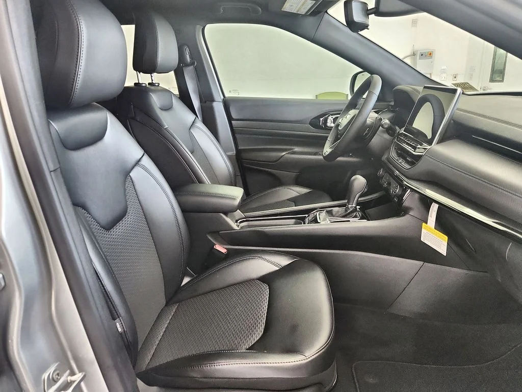 New 2026 Silver Zynith Metallic Clearcoat Jeep Latitude image 32