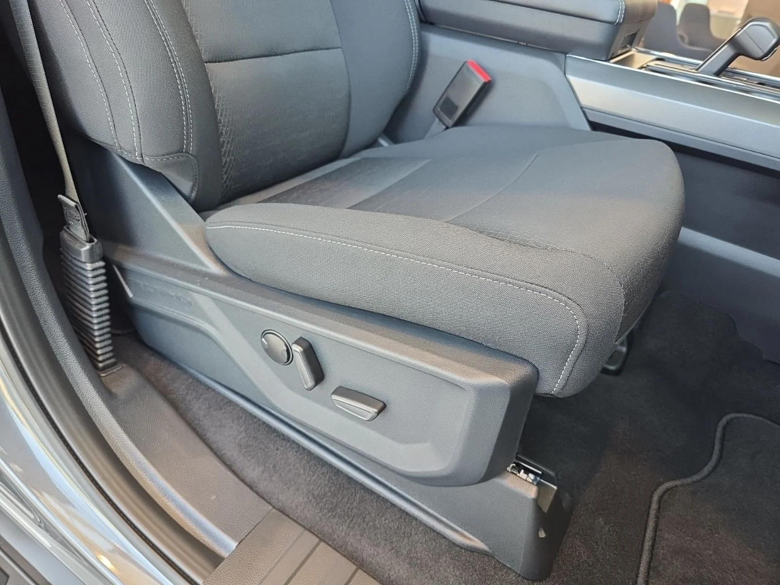 New 2026 Carbonized Gray Metallic Ford XLT image 20