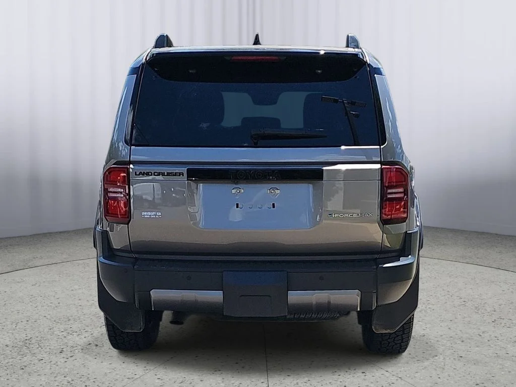 Used 2025  Toyota Base image 4