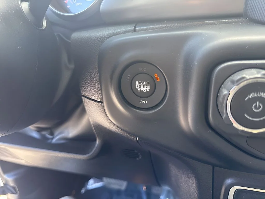 Used 2022 Silver Jeep Sport S image 19