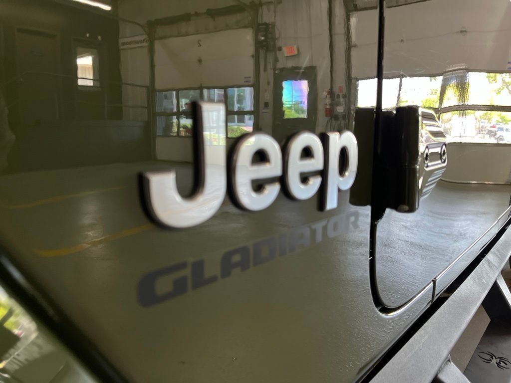 Used 2021 Green Clearcoat Jeep Overland image 13