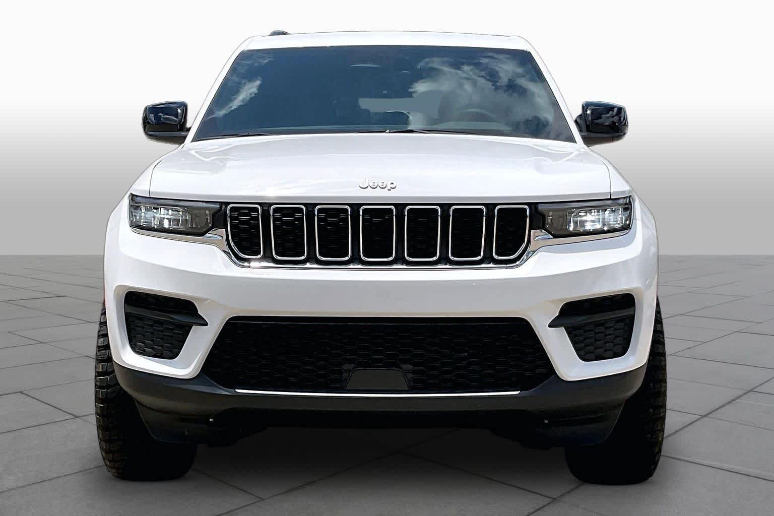 New 2026 Bright White Clear-Coat Exterior Paint Jeep Laredo image 3