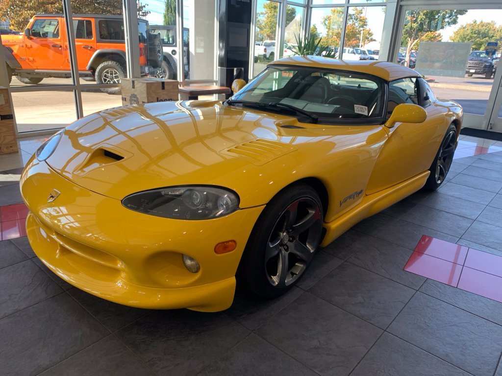 Used 2001 Yellow Dodge RT/10 image 1