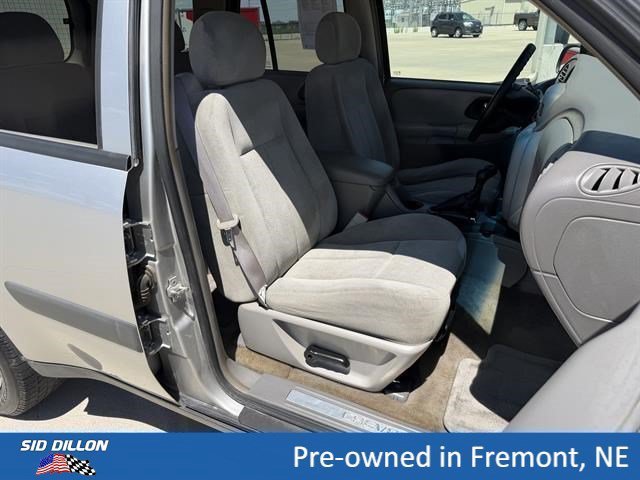 Used 2005 Silverstone Metallic Chevrolet LS image 5