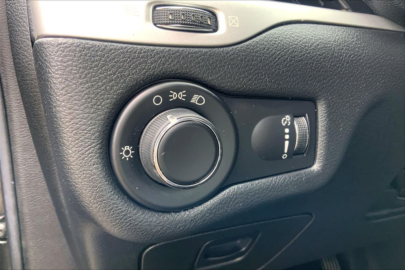 Used 2014 Brilliant Black Crystal Pearlcoat Jeep Sport image 33