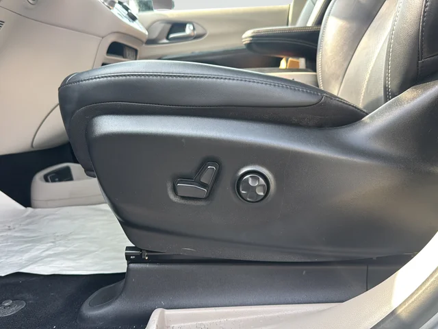 Used 2024 Silver Chrysler Touring L image 18