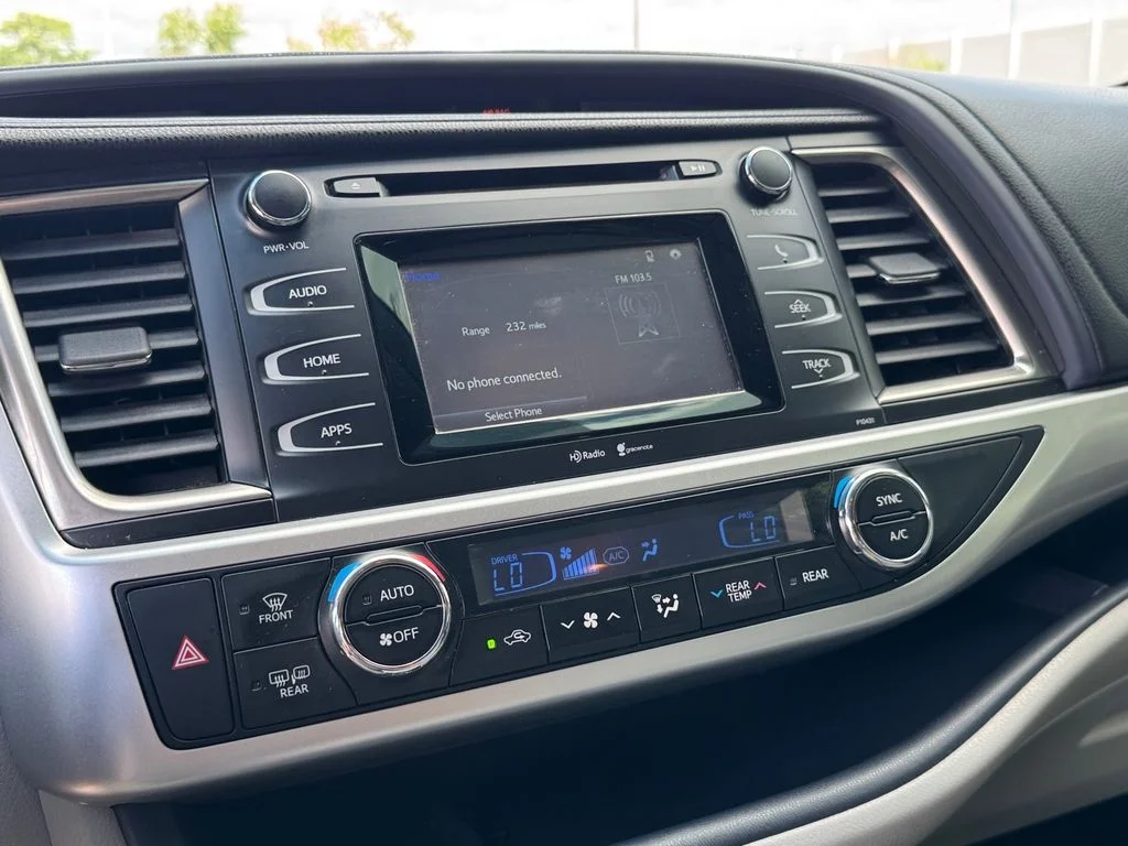 Used 2014 Silver Toyota LE Plus V6 image 24