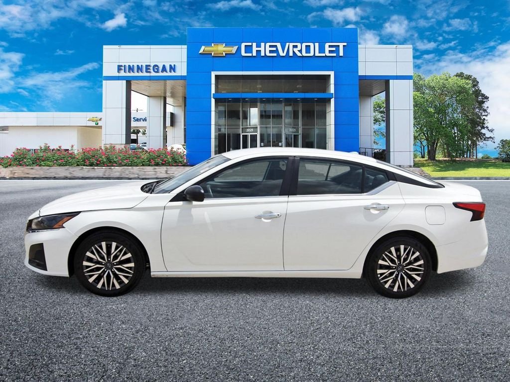 Used 2025 White Nissan 2.5 SV image 4