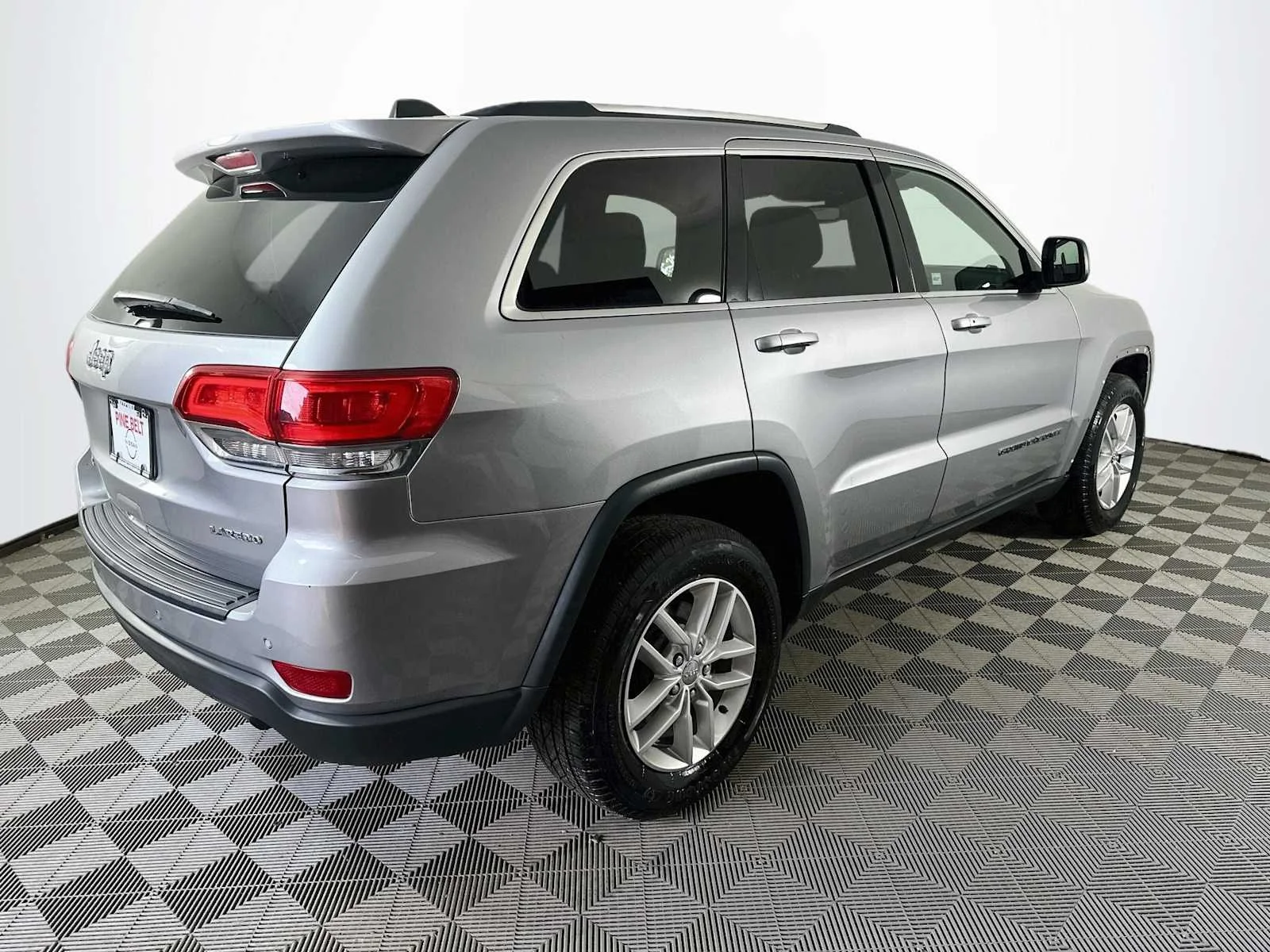 Used 2017 Billet Silver Metallic Clearcoat Jeep Laredo image 4
