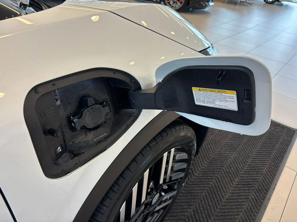 New 2026 Everest White Pearl TriCoat / Super Black Two-tone Nissan SV+ image 30
