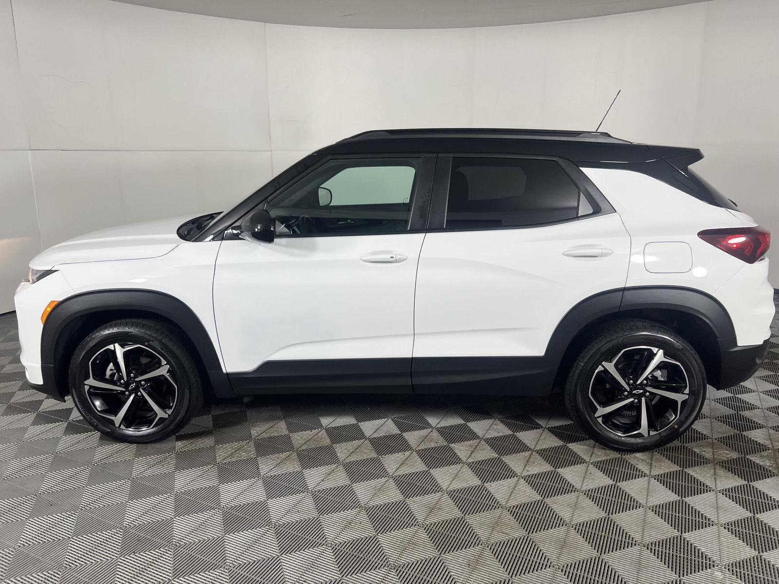 Used 2023 Summit White Chevrolet RS image 13