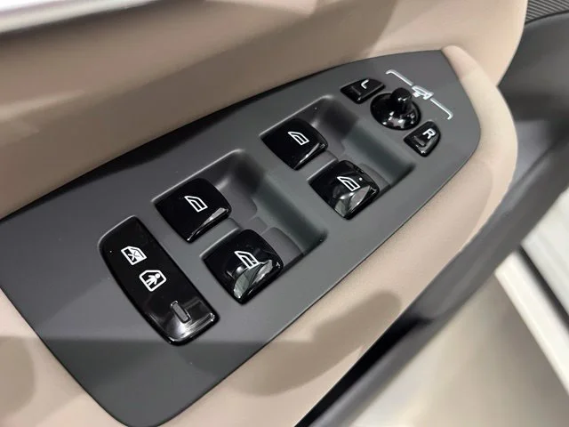New 2027  Volvo B6 Plus 7-Seater image 11