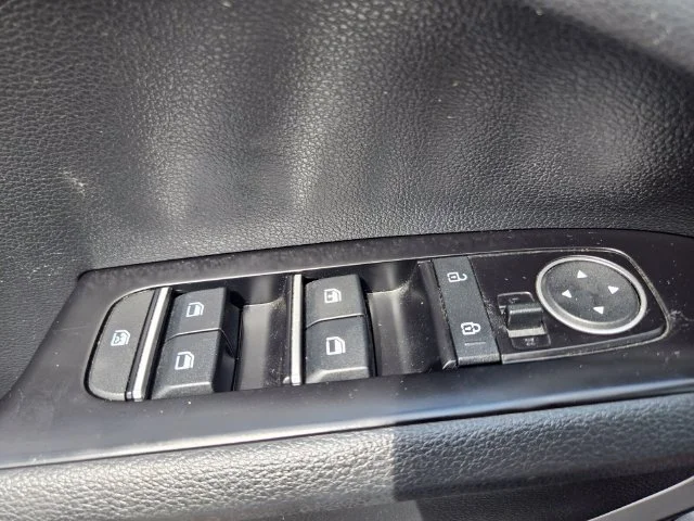 Used 2022 White Kia LX image 38