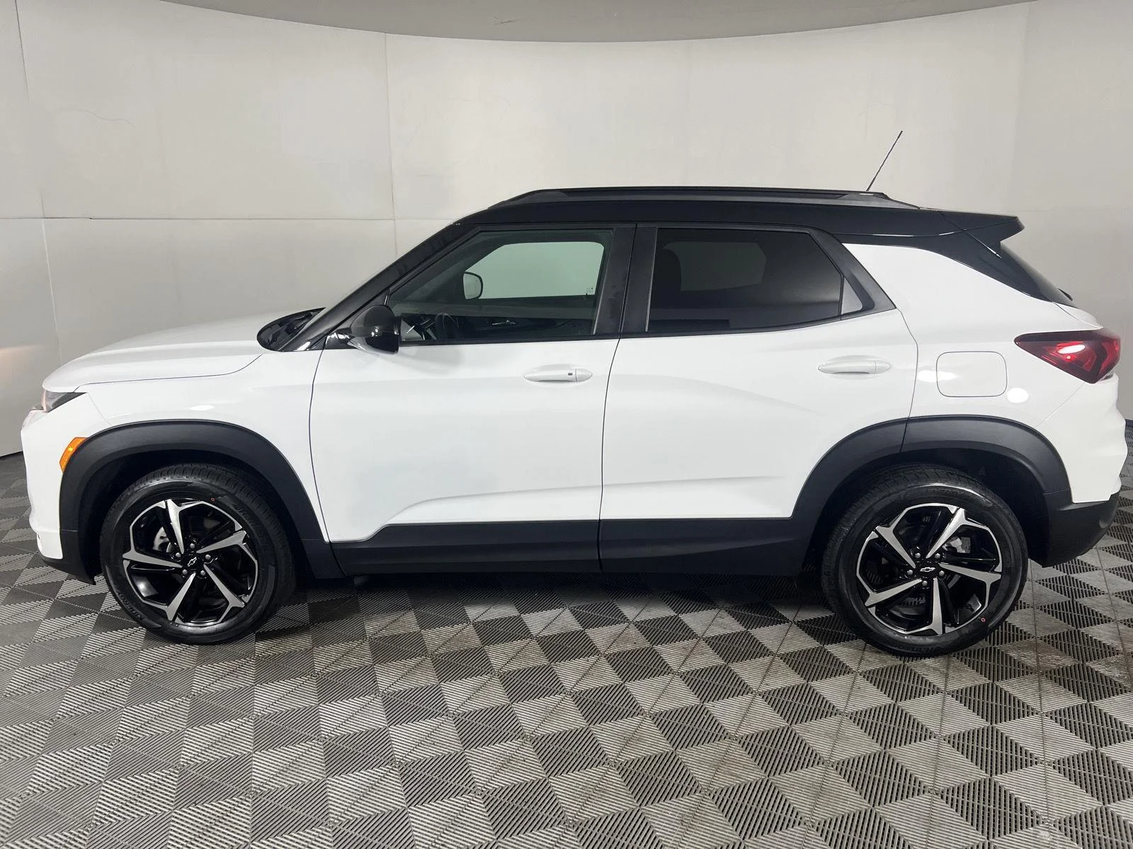 Used 2023 Summit White Chevrolet RS image 13