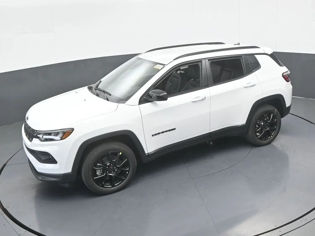 New 2026 Bright White Clear-Coat Exterior Paint Jeep Latitude image 39