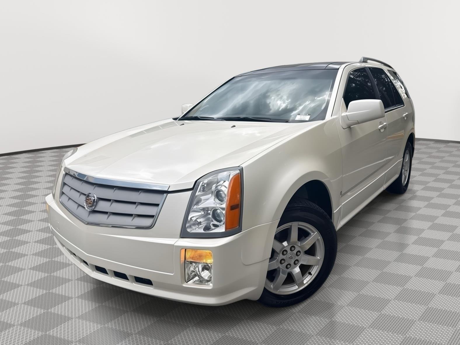 Used 2009 White Diamond Tricoat Cadillac AWD image 2