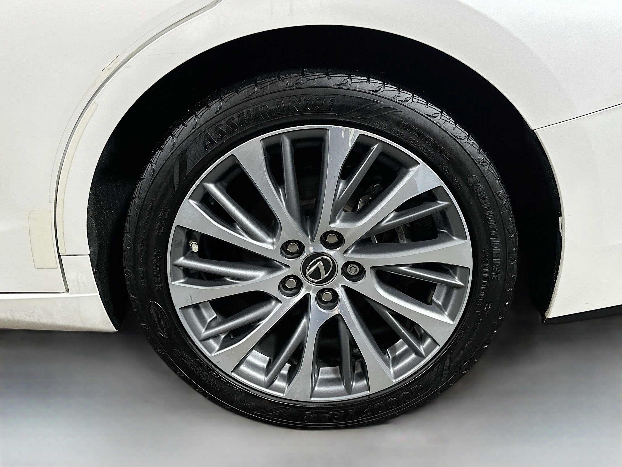 2019 Lexus ES 350 - Photo 30